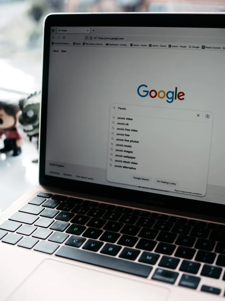 Imagem da tela de um laptop acesa na página do mecanismo de buscas Google.