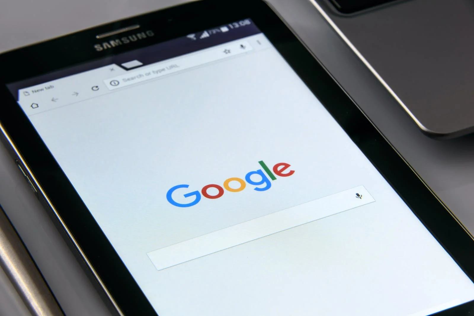 Imagem da tela de um tablet acesa na página do mecanismo de buscas Google.