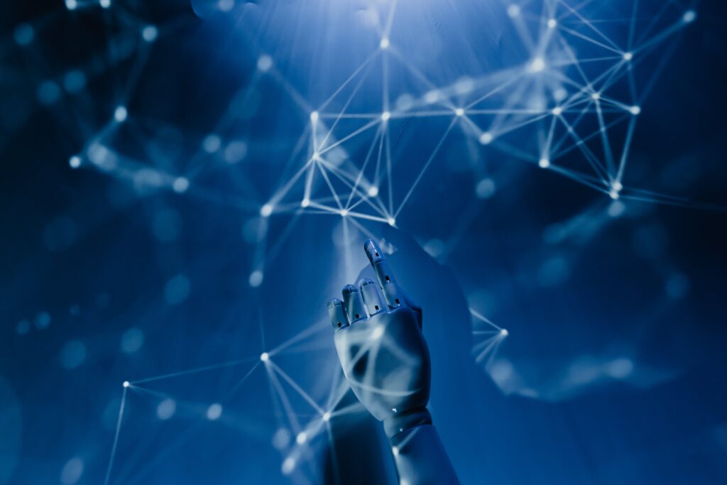 Imagem figurativa de uma mão robótica cercada por um fundo azul com linhas e pontos brancos, representando links online.